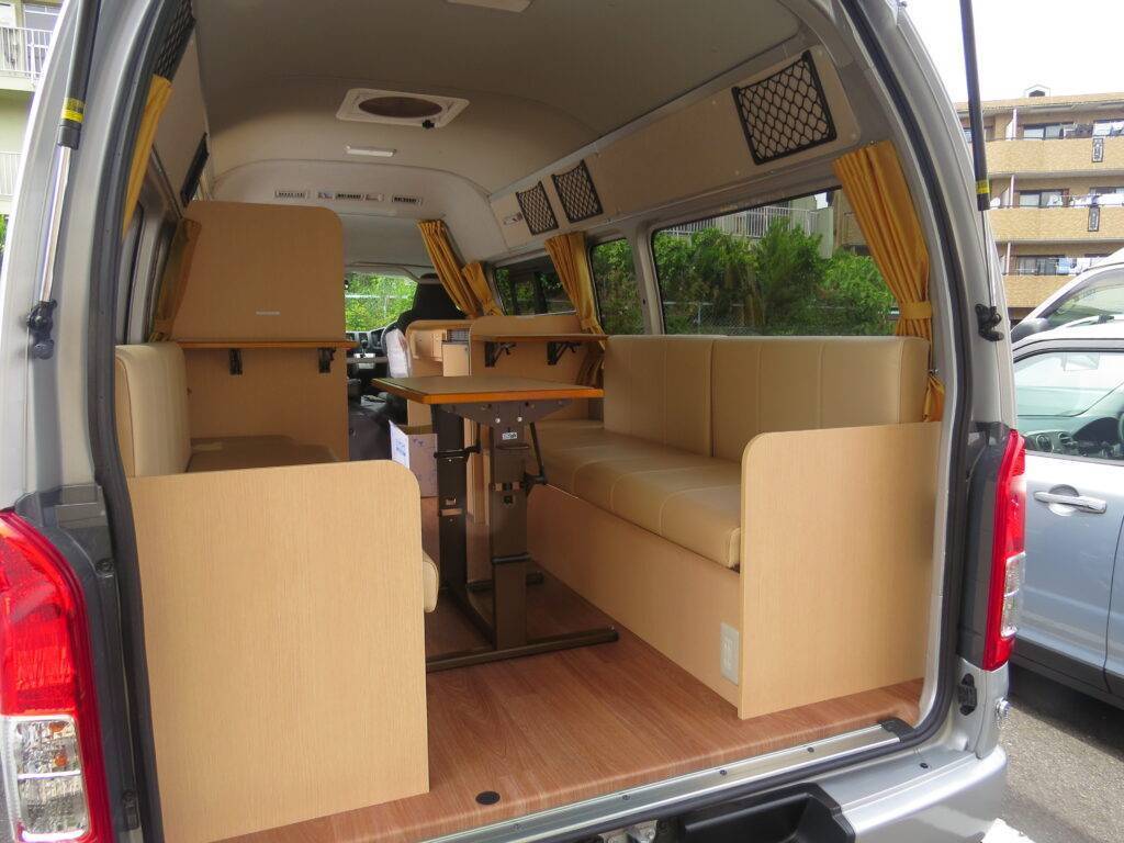 車内でデスクワークや打ち合わせができる快適空間「事務所カー」