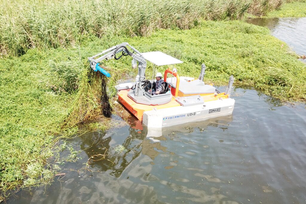 水陸両用小型作業船（コンバー）